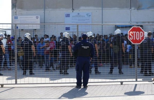 Επεισόδια : Χειροπέδες σε 8 αλλοδαπούς στο ΚΥΤ Χίου – Και ανήλικος στους συλληφθέντες