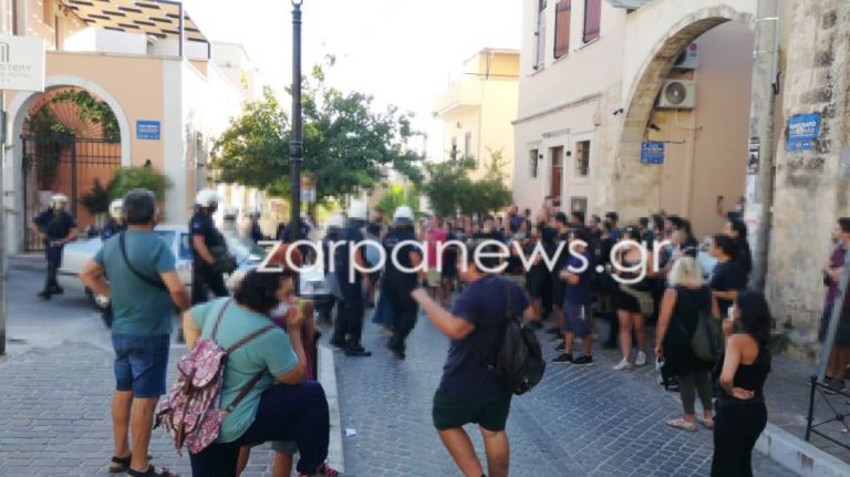 Χανιά: Επεισόδια μετά από εκκένωση κτηρίου που ήταν υπό κατάληψη εδώ και 15 χρόνια – Μία τραυματίας
