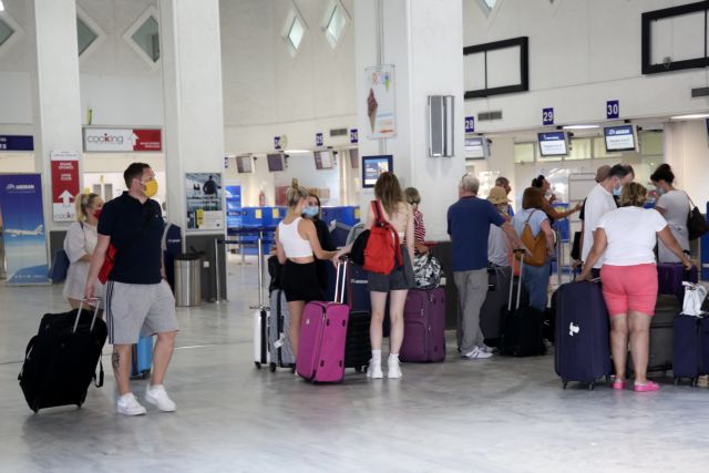 Άρον - άρον εγκαταλείπουν τα ελληνικά νησιά χιλιάδες βρετανοί τουρίστες