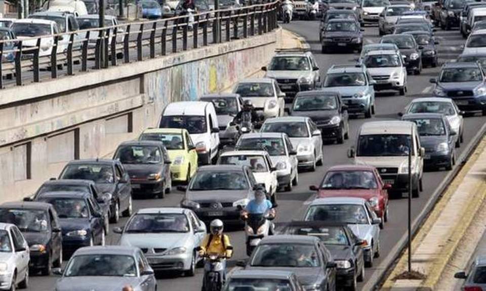 Κυκλοφοριακό κομφούζιο στη λεωφόρο Αθηνών εξαιτίας τροχαίου