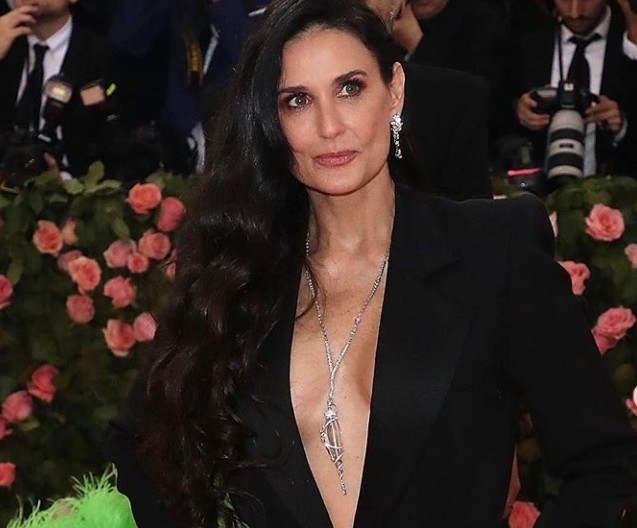 Ντέμι Μουρ: Επικό throwback – Στο κόκκινο χαλί με τον Μπρους Γουίλις