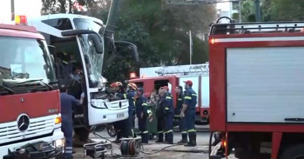 Καρέ – καρέ η επιχείρηση απεγκλωβισμού οδηγού στον Πειραιά