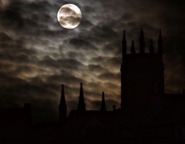 Dark Ambient Μουσική : Τα καλύτερα «κομμάτια» από κορυφαίους συνθέτες που θα σας «μαγέψουν»