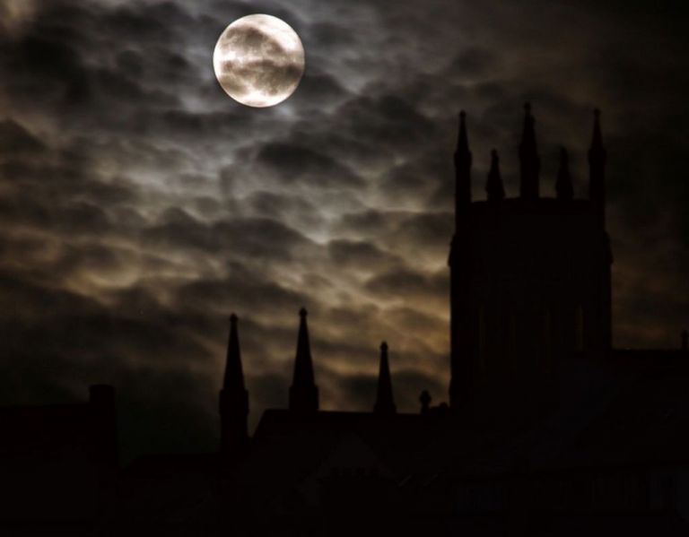 Dark Ambient Μουσική : Τα καλύτερα «κομμάτια» από κορυφαίους συνθέτες που θα σας «μαγέψουν»