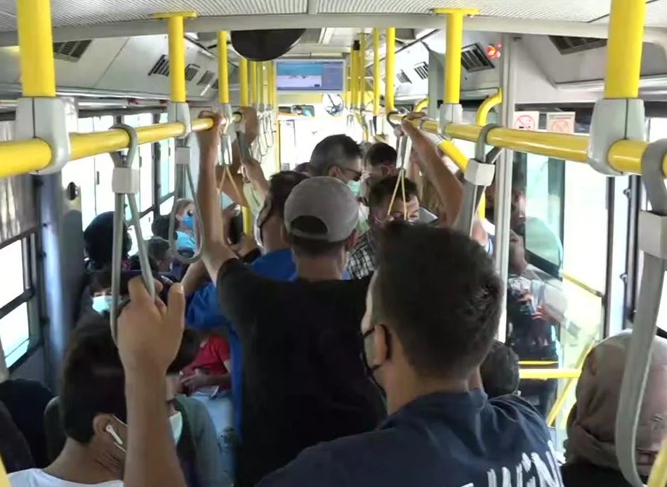 Αγνοούν τα νέα μέτρα: Χωρίς μάσκα αρκετοί επιβάτες σε στάσεις λεωφορείων