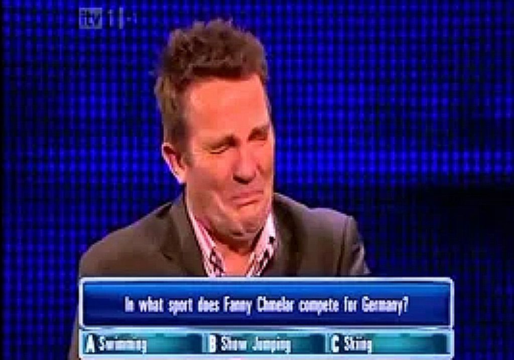 Νευρικό γέλιο : Παρουσιαστές και δημοσιογράφοι δε μπορούν να «κρατηθούν» σε live μετάδοση – Βίντεο