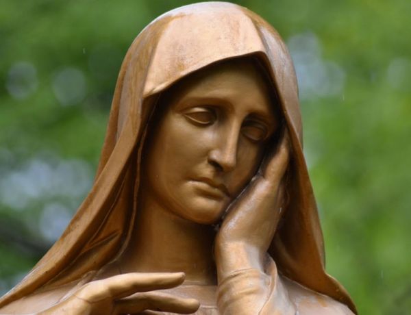 Σοκ : Μητέρα απαιτεί απαντήσεις γιατί ο τάφος του μωρού της ήταν άδειος για 45 χρόνια