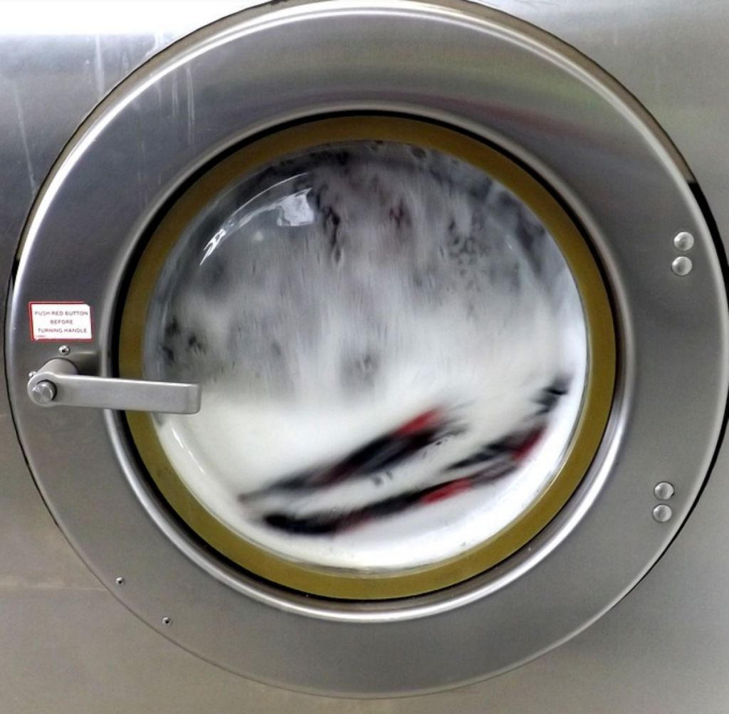 Εικόνες – Σοκ: Γυναίκα καθαρίζει τα βρώμικα μαξιλάρια του συντρόφου της για πρώτη φορά σε 10 χρόνια