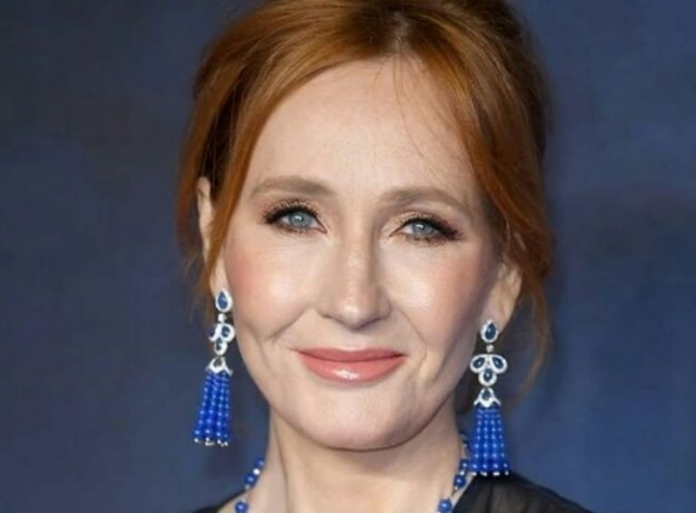 Τζ. Κ. Ρόουλινγκ : Προωθεί στους followers της κατάστημα που πουλά τρανσφοβικά προϊόντα