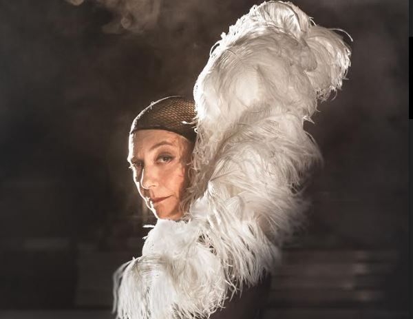 «Έξι φορές»: Αφιέρωμα στην Έλλη Λαμπέτη σε σκηνοθεσία Γιώργου Νανούρη