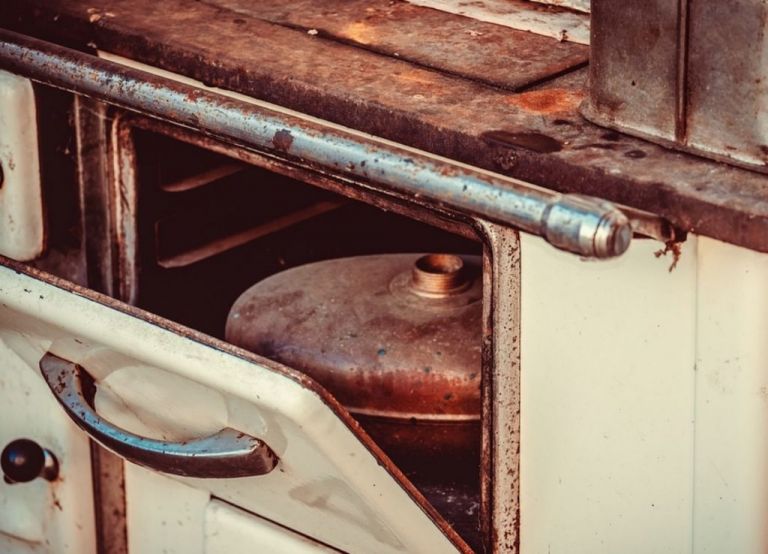 Πώς να διώξετε άμεσα τους λεκέδες από τον φούρνο σας