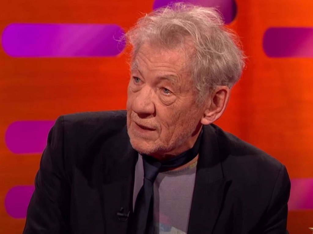 Σερ Ίαν ΜακΚέλεν : Όταν μιμήθηκε τη Μάγκι Σμιθ και τους έκανε όλους να «λυθούν» στα γέλια