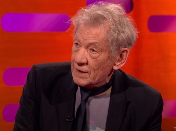 Σερ Ίαν ΜακΚέλεν : Όταν μιμήθηκε τη Μάγκι Σμιθ και τους έκανε όλους να «λυθούν» στα γέλια