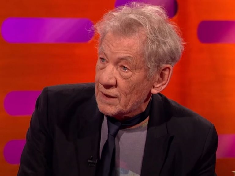 Σερ Ίαν ΜακΚέλεν : Όταν μιμήθηκε τη Μάγκι Σμιθ και τους έκανε όλους να «λυθούν» στα γέλια