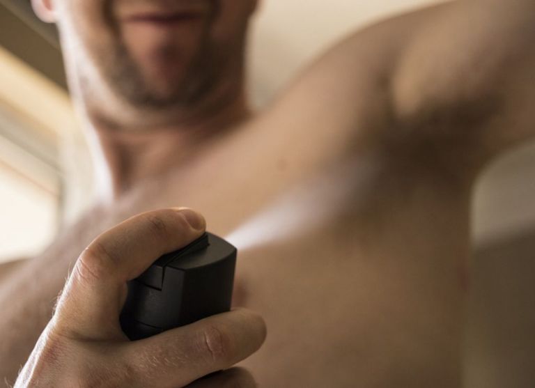 Τι να κάνετε αν τα ρούχα σας έχουν λερωθεί από το αποσμητικό σας