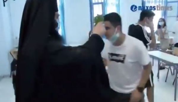 Νάξος: Μαθητές βγάζουν τη μάσκα και φιλούν το χέρι του ιερέα κατά τον αγιασμό