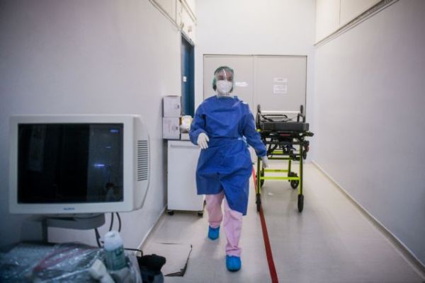 Κοροναϊός: Αυξάνονται ραγδαία οι διασωληνωμένοι – Γεμίζουν επικίνδυνα τα νοσοκομεία αναφοράς στην Αττική