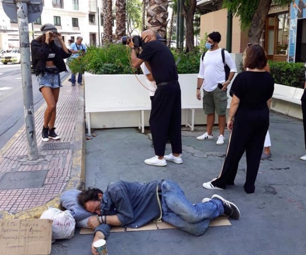 Δημήτρης Σκουλός : Θύελλα αντιδράσεων για τη φωτογράφιση δίπλα σε άστεγο