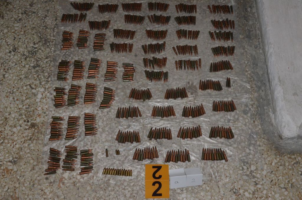 Αυτό είναι το οπλοστάσιο που βρέθηκε στο Κουκάκι – Η ανακοίνωση της ΕΛ.ΑΣ [Εικόνες]