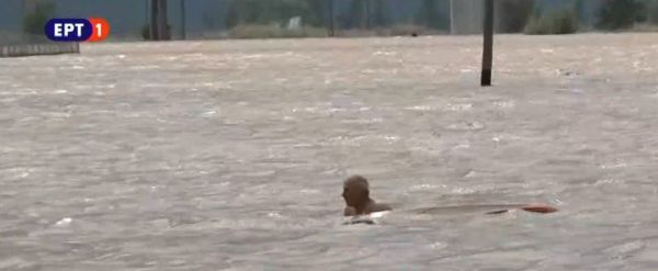 Φάρσαλα: Συγκλονιστικό βίντεο με τη διάσωση άνδρα που είχε ανέβει στο αυτοκίνητό του – Τον έσωσαν με βάρκα