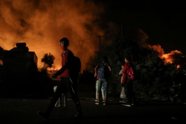 Πολιτικές φωτιές ανάβει η Μόρια: Ασφάλεια, έννομη τάξη και κλειστές δομές – Παραιτήσεις ζητάει η αντιπολίτευση