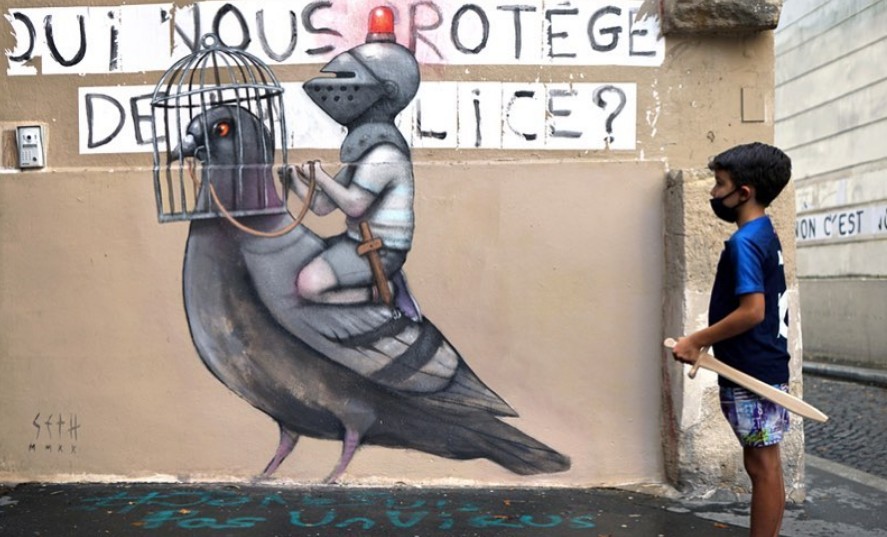 Κοροναϊός: Σε τοίχους του Παρισιού παιδιά παίζουν φορώντας κράνη ιπποτών