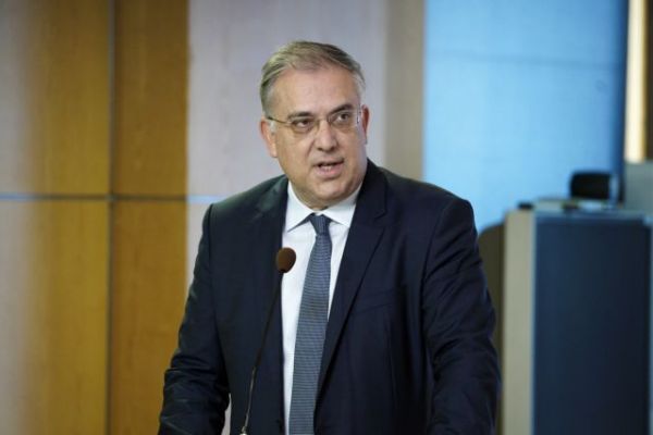 Θεοδωρικάκος : Δωρεάν μάσκες στα σχολεία – Η συμβολή του ΥΠΕΣ στο άνοιγμα