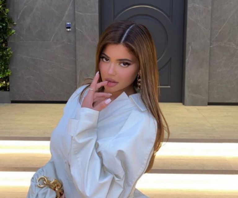 Κάιλι Τζένερ: Ποζάρει αισθησιακά μόνο με το μαγιό της για να πείσει τους followers να ψηφίσουν