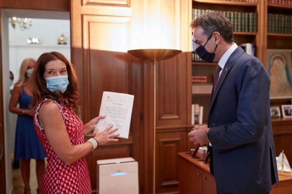 Συνάντηση Μητσοτάκη με τη συγγραφέα Βικτώρια Χίσλοπ