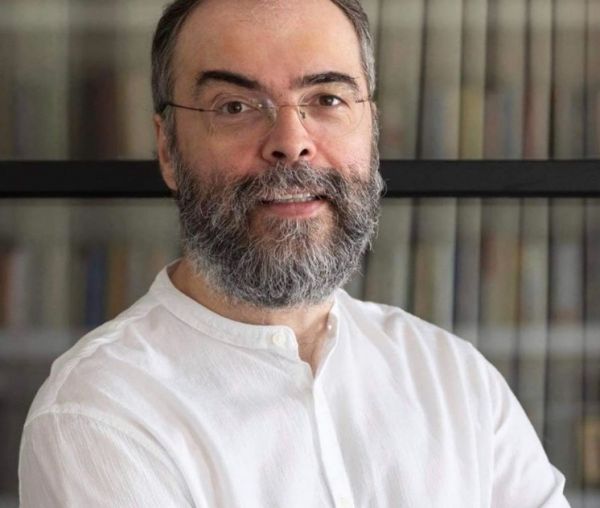 Ανδρέας Κονάνος : Ο πρώην αρχιμανδρίτης που έγινε σταρ στα social media