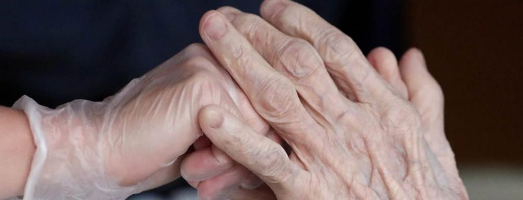 Τις γιαγιάδες και τους παππούδες τους προσέξαμε ή τους αφήνουμε να πεθάνουν αβοήθητοι;