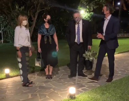 Έφτασε στα Χανιά ο Μάικ Πομπέο – Η θερμή υποδοχή από Κυριάκο και Μαρέβα Μητσοτάκη [Εικόνες]