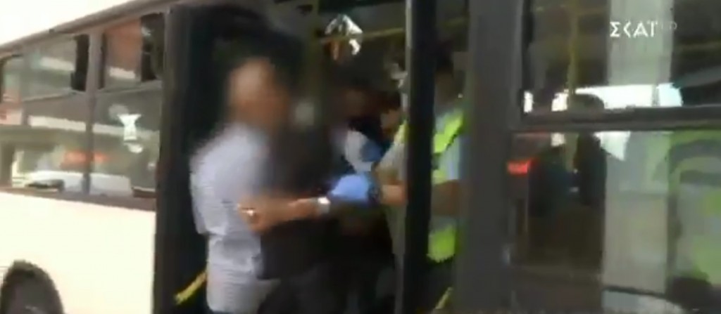 Απίστευτο περιστατικό: Έβγαλαν σηκωτό άνδρα από λεωφορείο επειδή δεν φορούσε μάσκα