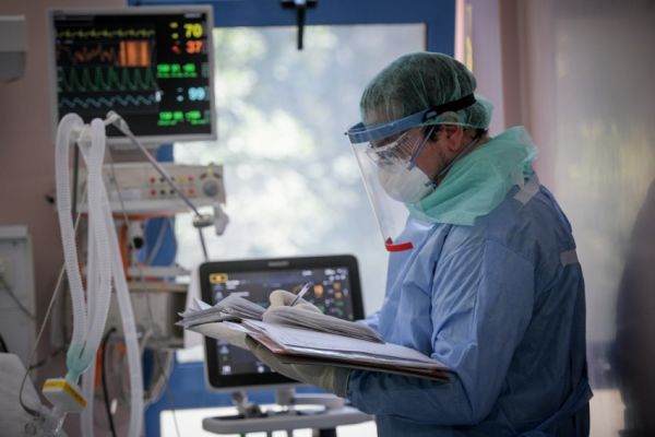 Κοροναϊός : Συναγερμός για τα κρούσματα στην Αττική – Γέμισε το 60% των κλινών για ασθενείς με Covid