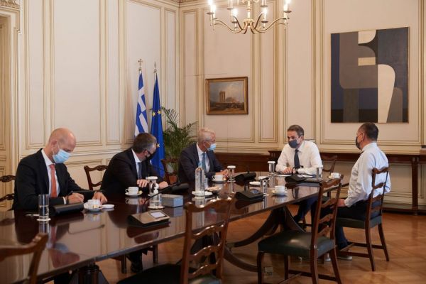 Συνάντηση Μητσοτάκη με ανώτατα στελέχη της Fraport Greece