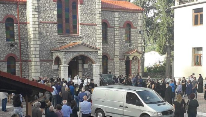 Μουζάκι : Ράγισαν καρδιές στην κηδεία της φαρμακοποιού που έπεσε «θύμα» του Ιανού [Εικόνες]