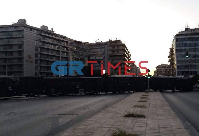 Θεσσαλονίκη : Σε εξέλιξη η πορεία – Μπλόκο των ΜΑΤ μπροστά από το ΑΠΘ