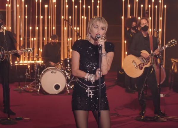 H Μάιλι Σάιρους τραγουδά Μπίλι Άιλις