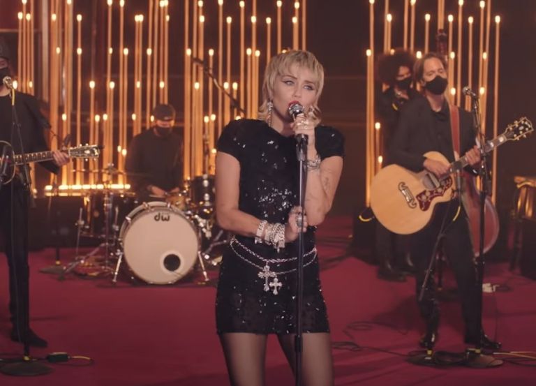 H Μάιλι Σάιρους τραγουδά Μπίλι Άιλις