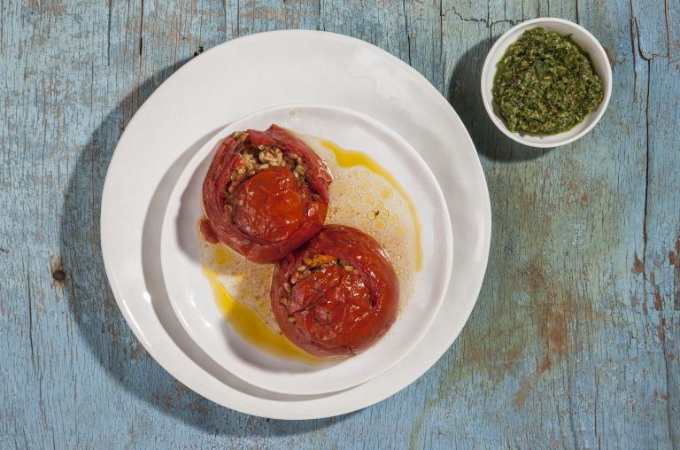 Ντομάτες γεμιστές με σιτάρι και πέστο μπίρας