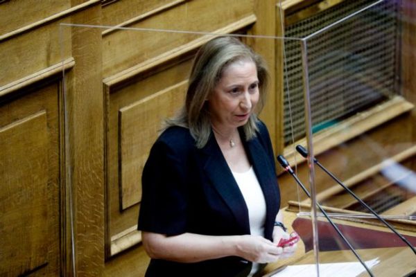 Ξενογιαννακοπούλου: Κίνδυνος για το ωράριο εργασίας η τηλεργασία