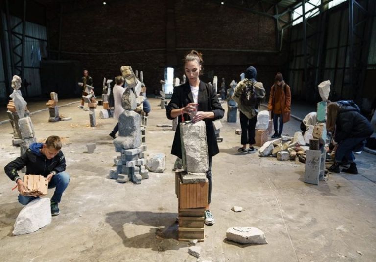 Η 2η Διεθνής Μπιενάλε Σύγχρονης Τέχνης «ανθίζει» μέσα σε χαλάσματα