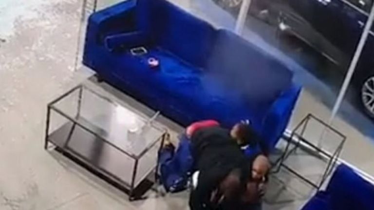 Βίντεο-γροθιά στο στομάχι: Πατέρας γίνεται ασπίδα για τα παιδιά του εν ώρα πυροβολισμών