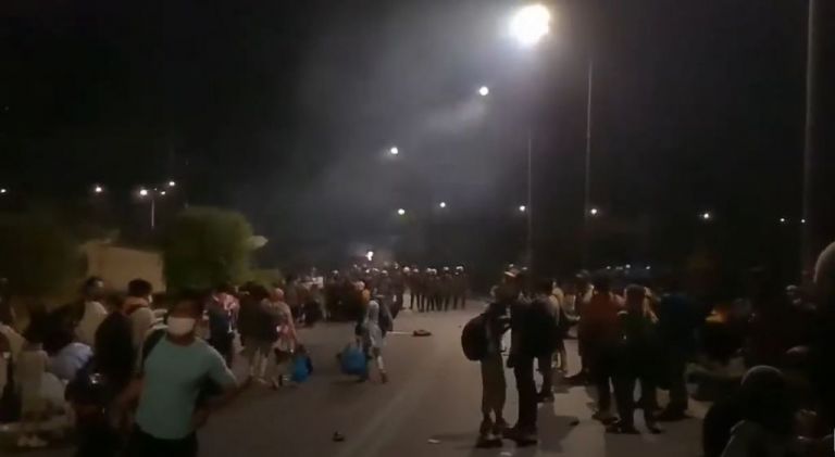 Μόρια : Σοκαριστικό βίντεο – Η αστυνομία «πνίγει» με χημικά γυναίκες και παιδιά