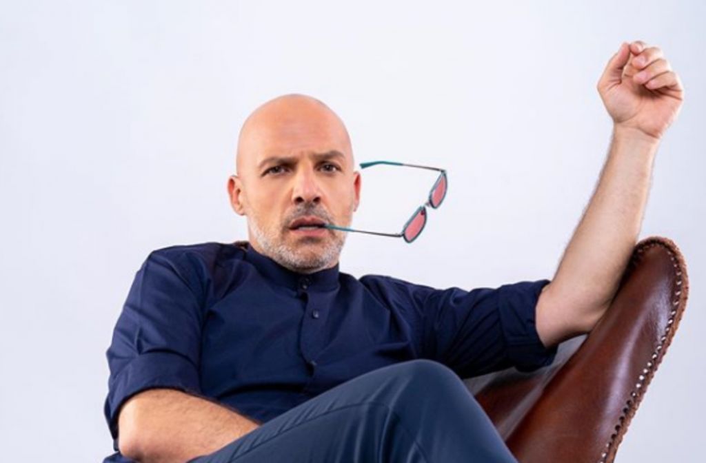 Νίκος Μουτσινάς: «Το τελευταίο πράγμα που πρέπει να σε αφορά για τον απέναντι είναι αν είναι γκέι»