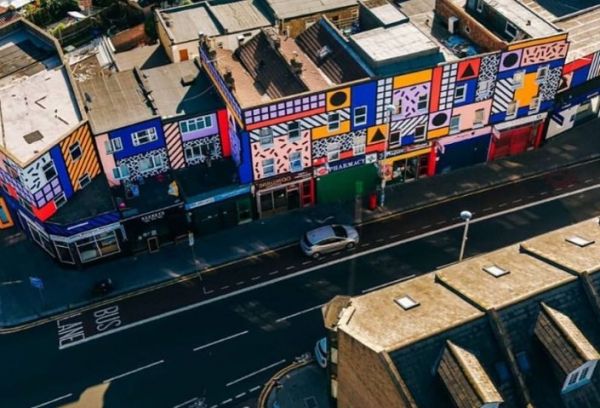 «Walala Parade»: Μια τοιχογραφία πλημμυρίζει με φως το ανατολικό Λονδίνο