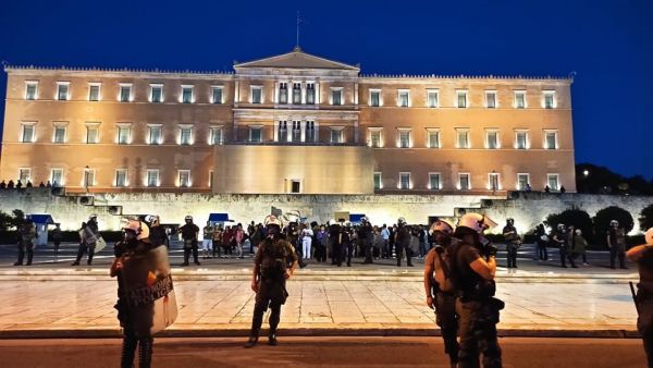 Οι συνωμοσιολόγοι ξανά στους δρόμους – Συγκεντρώσεις κατά της μάσκας σε Αθήνα και Θεσσαλονίκη [Εικόνες]