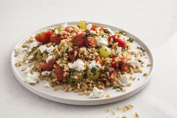 Σαλάτα με ντοματίνια, σταφύλι, σιτάρι και ανθότυρο