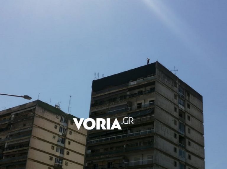 Θεσσαλονίκη : Απειλούσε ότι θα πέσει από ταράτσα – Κατέβηκε μετά από 5 ώρες [Εικόνες]