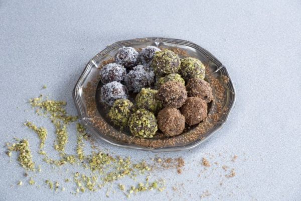 Τρουφάκια με χουρμάδες, βερίκοκα, καρύδια και αμύγδαλα